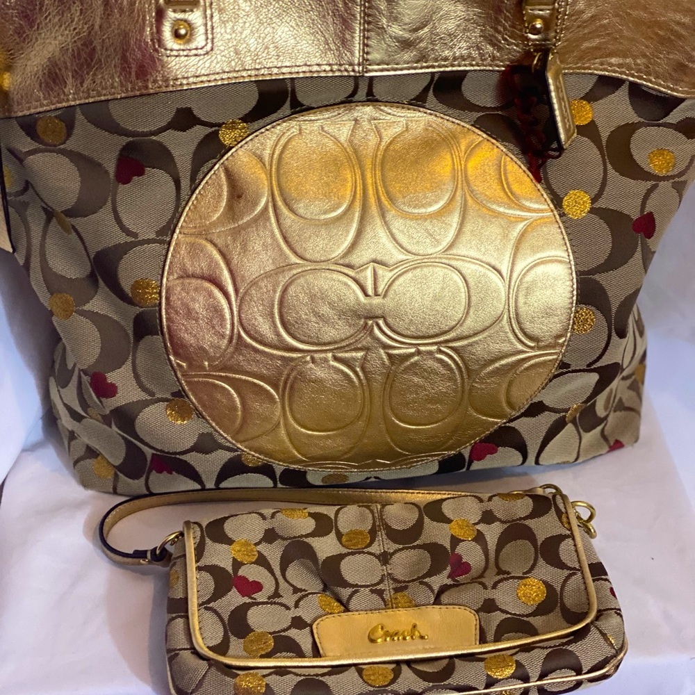 🎊 🎉 Host Pick 🎊🎉 COACH LAURA SIGNATURE SECRET ADMIRER TOTE and WRISTLET